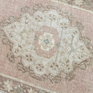 
                
                    Load image into Gallery viewer, &amp;#39;Lily&amp;#39; Vintage Rug (2 x 3)
                
            
